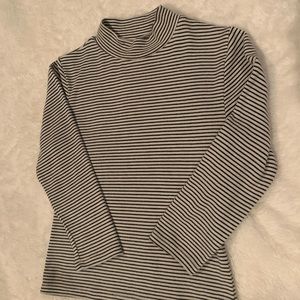 Cropped 3/4 length sleeve black and white